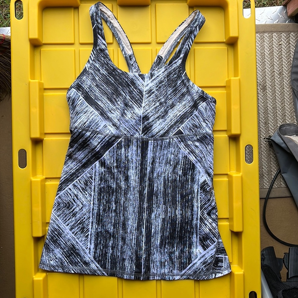 Lululemon cross back workout tank. Built in bra. No padding. Size 6.